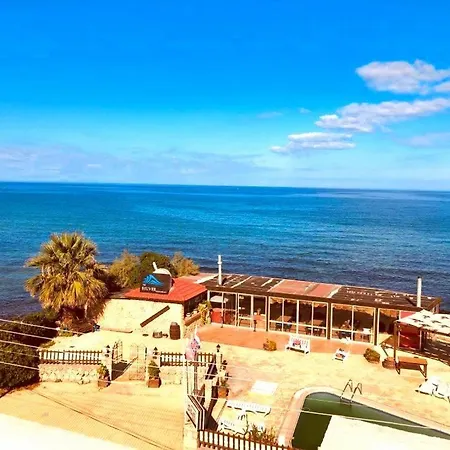 Seafront Silver Waves Mini & Restaurant & Pool Гостевой дом *