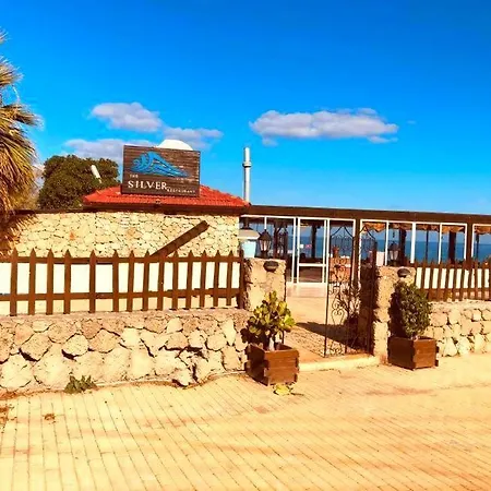 Seafront Silver Waves Mini & Restaurant & Pool קיירניה