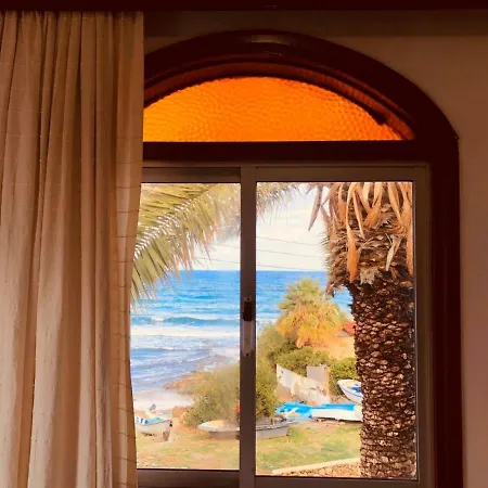 Seafront Silver Waves Mini & Restaurant & Pool קיירניה